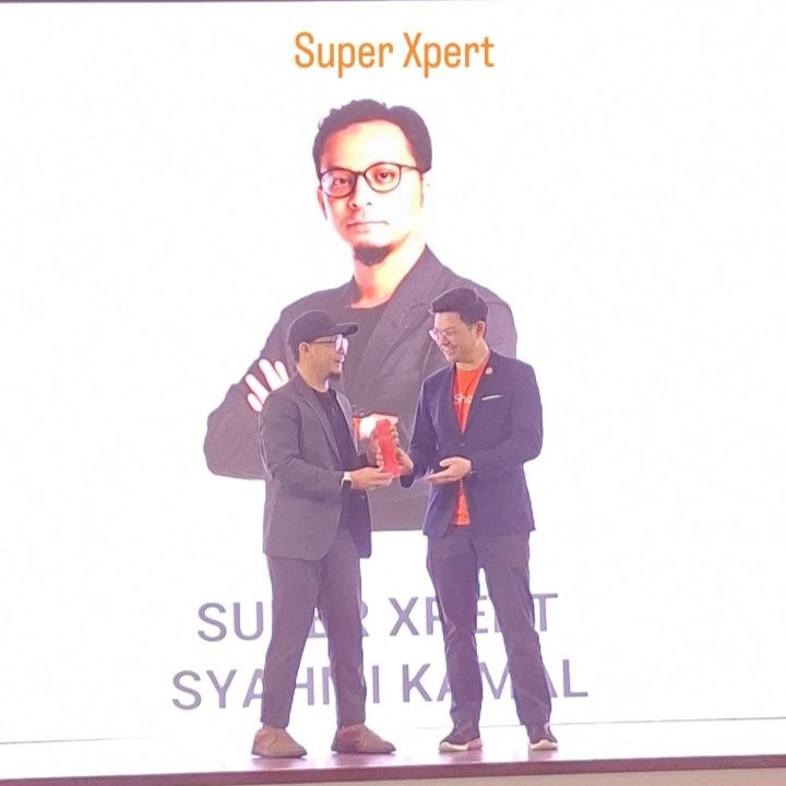 Syahmi Kamal menerima pengiktirafan Shopee SUPER Xpert